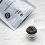 Zwei Hände zerreissen einen frischen CBD-Hasch-Klumpen in der Mitte. Die Szene vermittelt die Handhabung von hochwertigem CBD-Haschisch für individuelle Anwendungen.