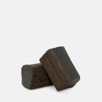 Zwei saftige, dunkelbraune CBD Würfel aufeinander gestellt.