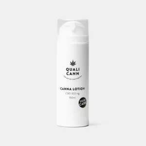 Ein weisse Cremenspender mit weisser Etikette und transparentem Deckel. Darauf zu sehen ist ein schwarzes Qualicann Logo und der Produktname Canna Lotion.