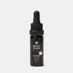 Ein schwarzes Fläschchen mit CBD Öl der Firma Qualicann. Darauf sieht man ein Logo, ein Button mit der Aufschrift Storno und die Werte CBD 34% und THC 0,9%