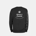 Schwarzes Sweatshirt von hinten mit weissem Qualicann Logo und weisser Aufschrift auf dem Arm.