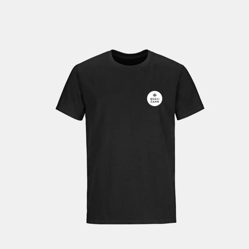 Ein schwarzes T-Shirt mit weissem Qualicann Logo auf der Brust.