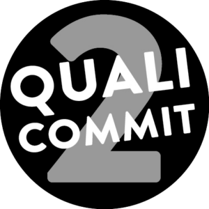 Nachhaltige Exzellenz: Ein schwarzer Button mit einer grauen '2' und dem Schriftzug 'Quali Commit', steht für QUALICANN und nachhaltige CBD-Produkte. Qualität und Umweltbewusstsein vereint.