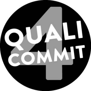 Transparenz und Leidenschaft: Ein schwarzer Button mit einer grauen '4' und dem Schriftzug 'Quali Commit', symbolisiert unser Engagement für Transparenz und unsere leidenschaftliche Hingabe zur Qualität.