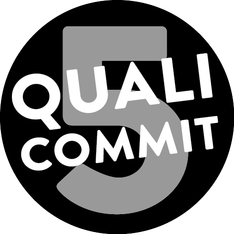 Qualität auf den Punkt: Ein schwarzer Button mit einer grauen '5' und dem Schriftzug 'Quali Commit', steht für strikte Qualitätskontrolle. Bei uns werden höchste Standards garantiert.