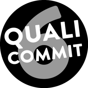 Nummer 1 in CBD: Ein schwarzer Button mit einer grauen '6' und dem Schriftzug 'Quali Commit', zeigt unsere Position als Ihr Ansprechpartner Nummer 1 in Sachen CBD. Qualität, auf die Sie zählen können.