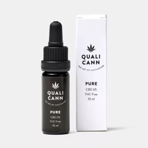 Ein schwarzes CBD Öl Fläschchen und eine weisse Verpackung. Darauf steht jeweils der Name Pure und das Qualicann Logo.