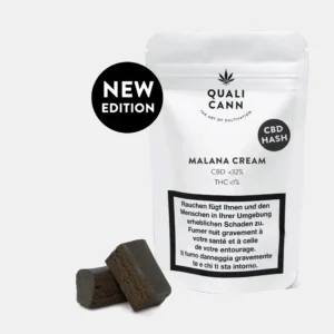 Qualicann CBD Hash „Malana Cream“ in einer weißen, wiederverschließbaren Verpackung mit schwarzem Aufdruck. Neben der Verpackung liegen zwei dunkle Hash-Blöcke. Die Verpackung enthält Angaben zum CBD- und THC-Gehalt sowie eine gesetzliche Gesundheitswarnung.