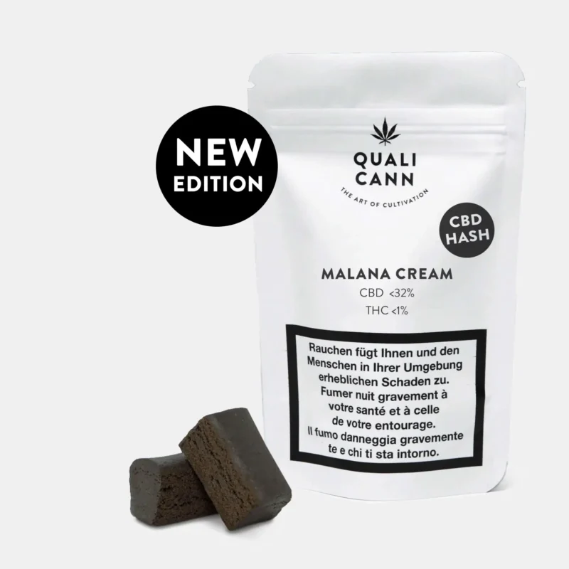 Qualicann CBD Hash „Malana Cream“ in einer weißen, wiederverschließbaren Verpackung mit schwarzem Aufdruck. Neben der Verpackung liegen zwei dunkle Hash-Blöcke. Die Verpackung enthält Angaben zum CBD- und THC-Gehalt sowie eine gesetzliche Gesundheitswarnung.