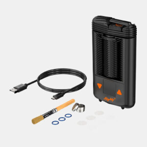 Schwarzer Mighty+ Vaporizer von Storz & Bickel mit Zubehör, darunter USB-C-Ladekabel, Reinigungsbürste, Siebe, Dichtungsringe und Füllhilfe, auf weißem Hintergrund.