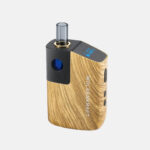 Das Bild zeigt einen eleganten Vaporizer von WOLKENKRAFT mit Holzoptik, digitalem Display und Glasmundstück. Das kompakte Design kombiniert moderne Technologie mit natürlichem Look für das Verdampfen von Kräutern.