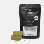 Das Bild zeigt eine schwarze, minimalistisch designte Verpackung mit der Aufschrift "CANDY KUSH CBD POLLEN", begleitet von Angaben zum CBD- und THC-Gehalt
