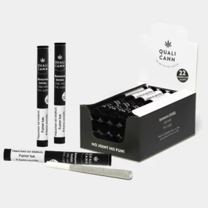 eine geöffnete 22er-Box mit CBD-Prerolled Joints der Sorte Banana Diesel von Qualicann. Die stilvolle schwarze Verpackung dient gleichzeitig als Theken-Display.