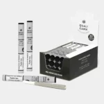 eine geöffnete 22er-Box mit CBD-Prerolled Joints der Sorte Habanero Kush von Qualicann, mit einem "NEU IM SHOP"-Sticker. Die elegante schwarze Verpackung dient gleichzeitig als Theken-Display
