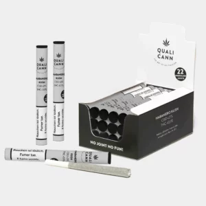 eine geöffnete 22er-Box mit CBD-Prerolled Joints der Sorte Habanero Kush von Qualicann, mit einem "NEU IM SHOP"-Sticker. Die elegante schwarze Verpackung dient gleichzeitig als Theken-Display