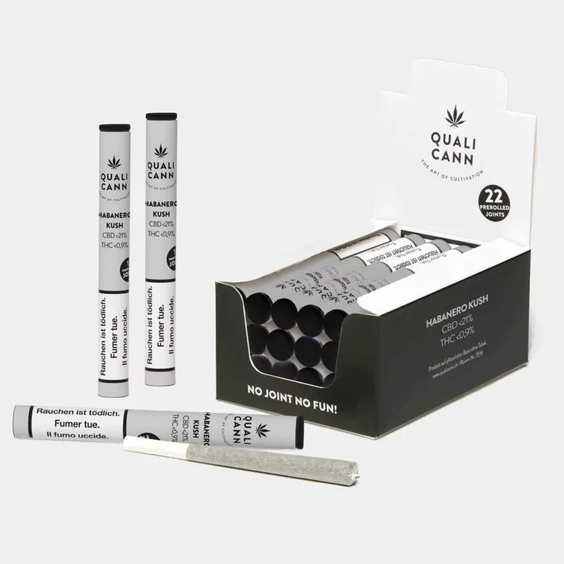 eine geöffnete 22er-Box mit CBD-Prerolled Joints der Sorte Habanero Kush von Qualicann, mit einem "NEU IM SHOP"-Sticker. Die elegante schwarze Verpackung dient gleichzeitig als Theken-Display