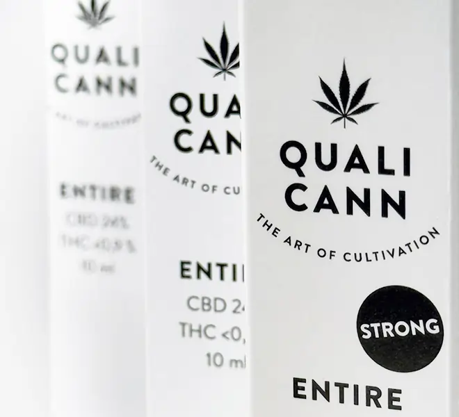 Nahaufnahme mehrerer Qualicann CBD-Öle in moderner Verpackung – steht für Premiumqualität, natürliche Inhaltsstoffe und Schweizer CBD-Kompetenz.