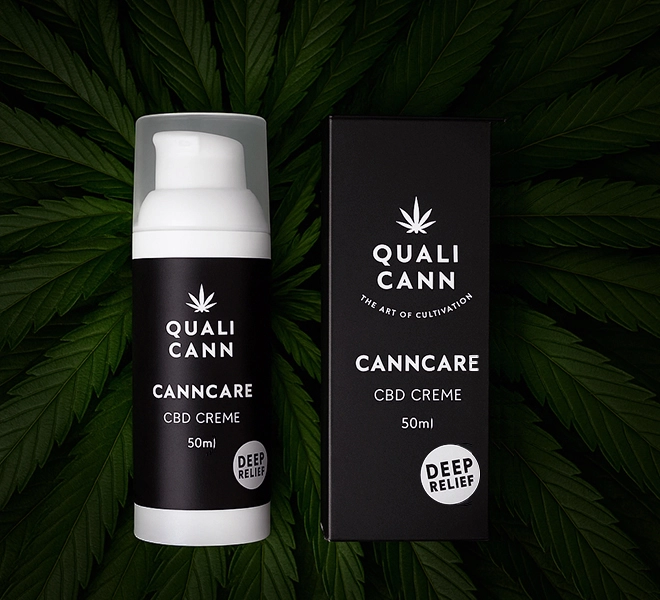 Qualicann Canncare CBD Creme (50 ml) – stilvoll präsentiert auf frischen Hanfblättern, steht für natürliche Regeneration, Deep Relief und hochwertige CBD-Hautpflege.