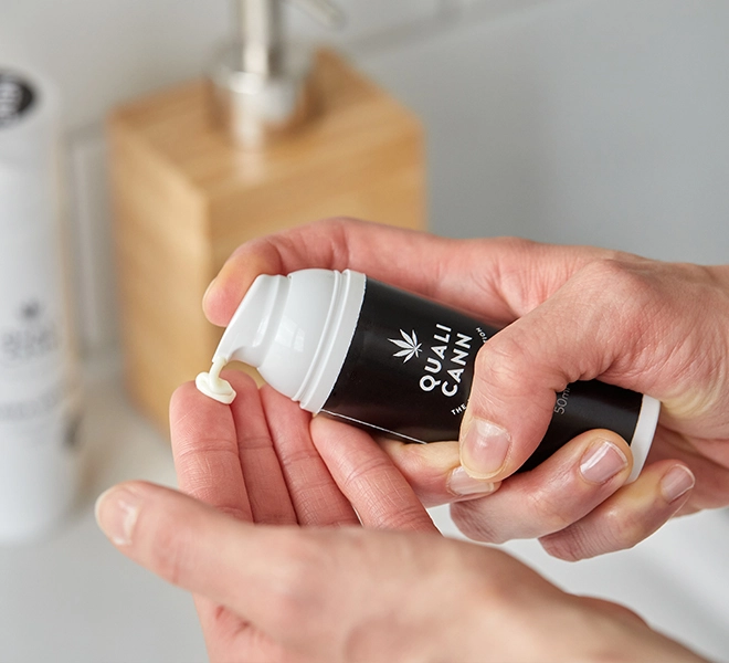 Person trägt Qualicann Canncare CBD-Creme auf die Hand auf – steht für intensive Pflege, natürliche Regeneration und wohltuende Wirkung von CBD auf die Haut.