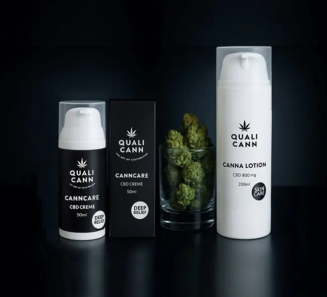 Elegante Produktaufnahme der Qualicann CBD-Cremes und Canna Lotion, stilvoll arrangiert mit Hanfblüten im Glas – steht für natürliche Hautpflege, Regeneration und hochwertige CBD-Kosmetik aus der Schweiz.