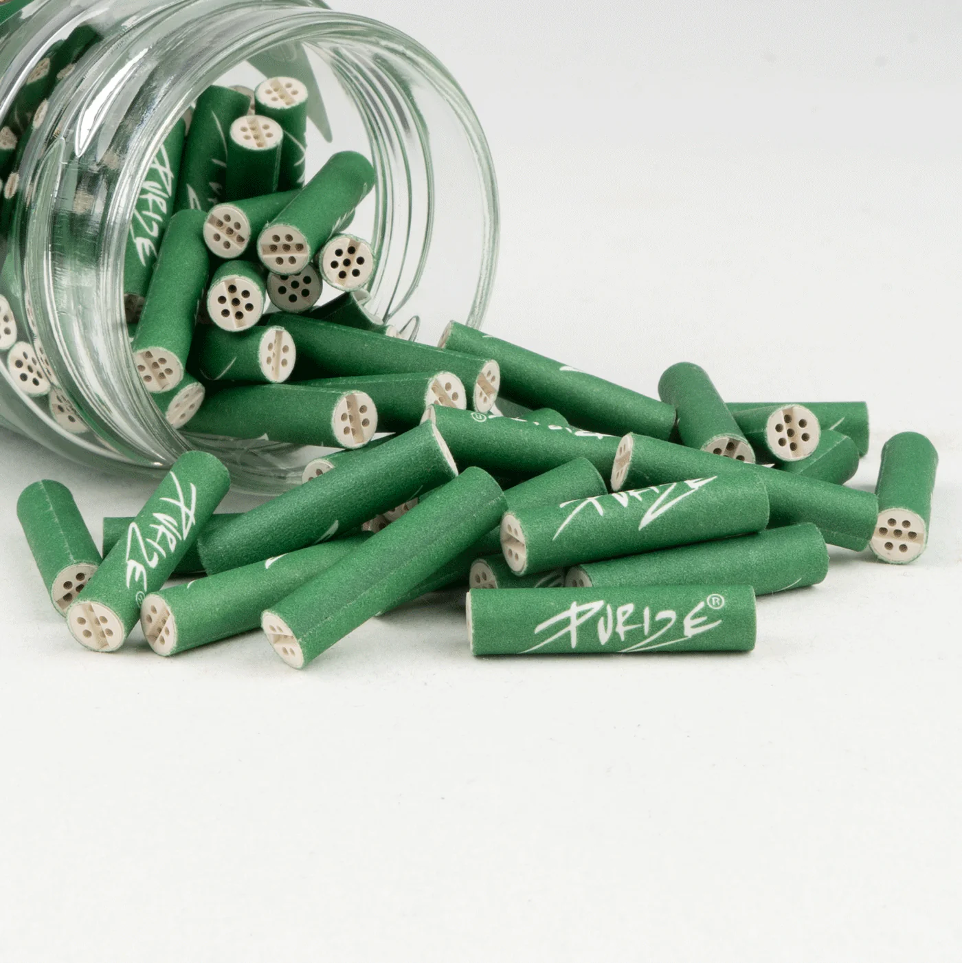 Grüner Purize Aktivkohlefilter in Glasdose – hochwertige Filter für ein sauberes, kühles und schadstoffreduziertes Raucherlebnis, ideal für CBD- und Kräutermischungen.