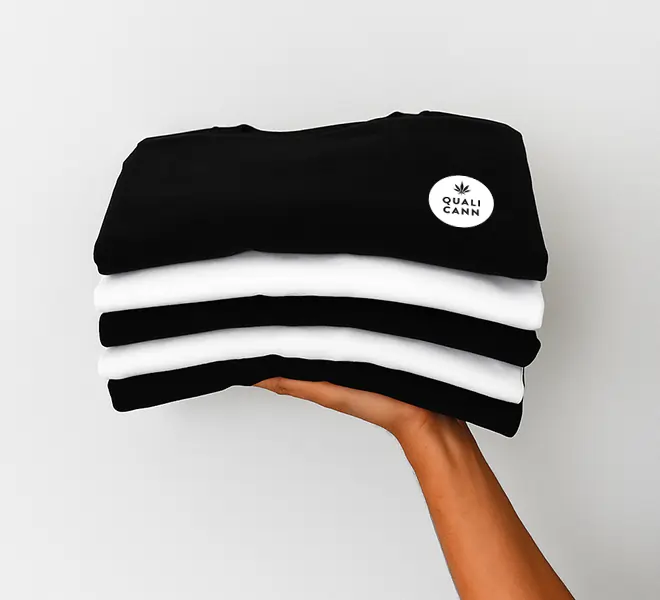 Gestapelte QUALICANN Sweater in Schwarz und Weiß – hochwertiges CBD-Merchandise aus der Schweiz mit Cannabis-Logo