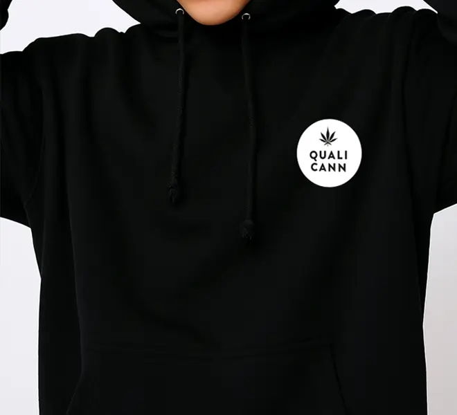 Schwarzer QUALICANN Hoodie mit Logo – modernes CBD-Merchandise aus der Schweiz mit Cannabis-Design