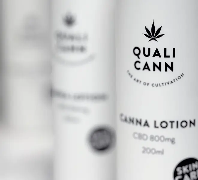 Nahaufnahme einer Qualicann Canna Lotion mit CBD, minimalistisch verpackt in weiss – hochwertige CBD-Kosmetik aus der Schweiz für Hautpflege und moderne Wellness-Anwendungen