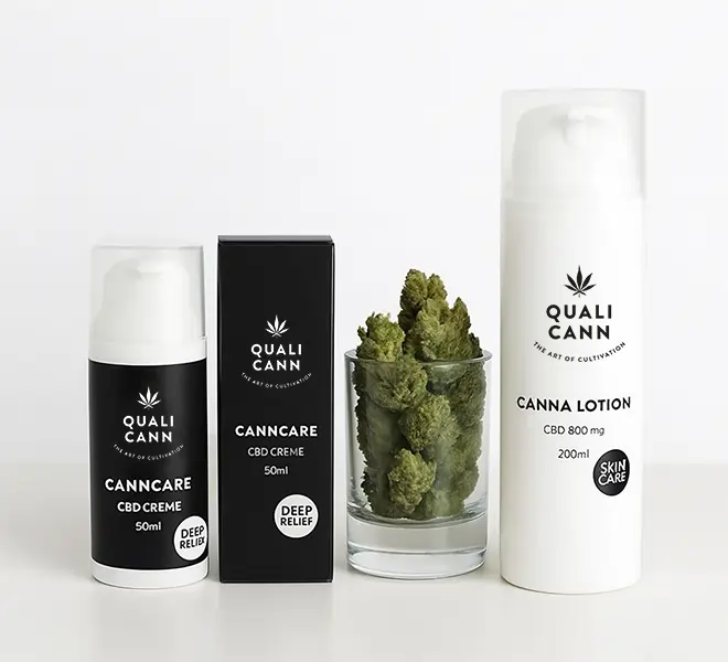 Elegante Produktaufnahme der Qualicann CBD-Cremes und Canna Lotion, stilvoll arrangiert mit Hanfblüten im Glas – steht für natürliche Hautpflege, Regeneration und hochwertige CBD-Kosmetik aus der Schweiz.