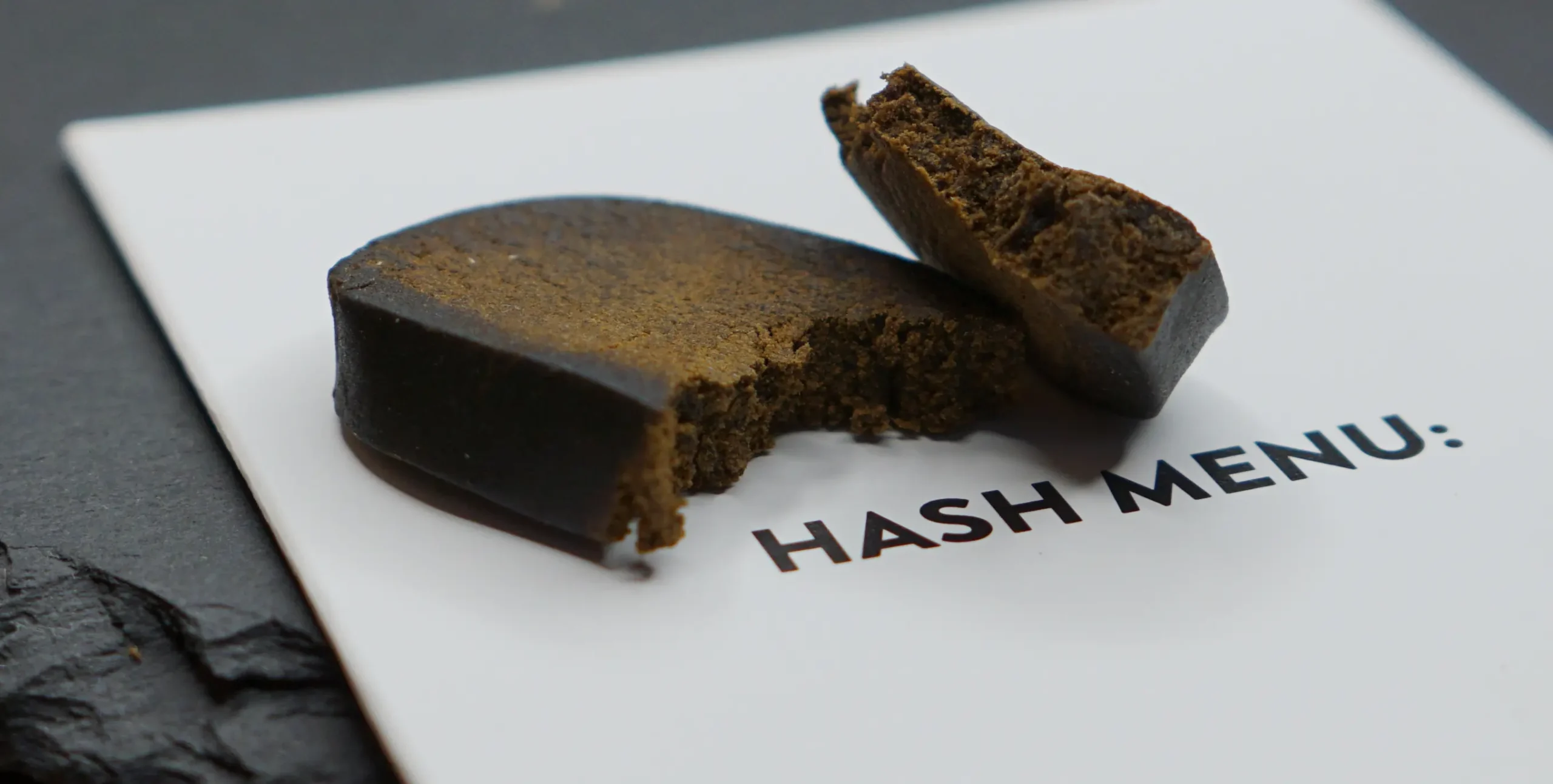 Detailaufnahme von CBD Hasch auf Hash Menu Karte