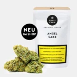Hellgrüne Cannabis CBD Blüten mit orangefarbenen Härchen vor weißer Verpackung mit der Aufschrift ‚Angel Cake‘ und schwarzem Kreis mit ‚Neu im Shop‘