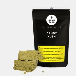 Zwei helle bröselige Pollen Stücke vor schwarzem Verpackungsbeutel mit Aufschrift Candy Kush von Qualicann