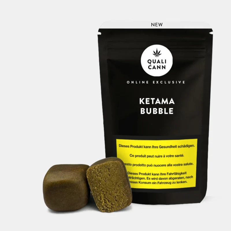 Zwei hellbraune Hashstücke vor schwarzem Verpackungsbeutel mit Aufschrift Ketama Bubble von Qualicann