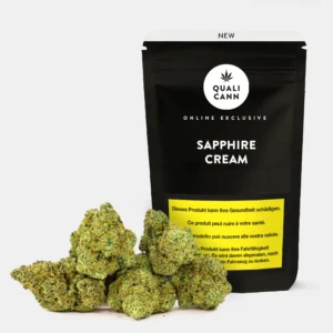 Qualicann Sapphire Cream Verpackung mit CBD Blüten vor schwarzer Verpackung