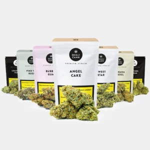 Mehrere Qualicann CBD-Blüten Sorten in farbigen Standbeuteln mit Cannabisblüten davor, darunter Angel Cake, Bubble Gum, Banana Diesel und Pine Tar Kush